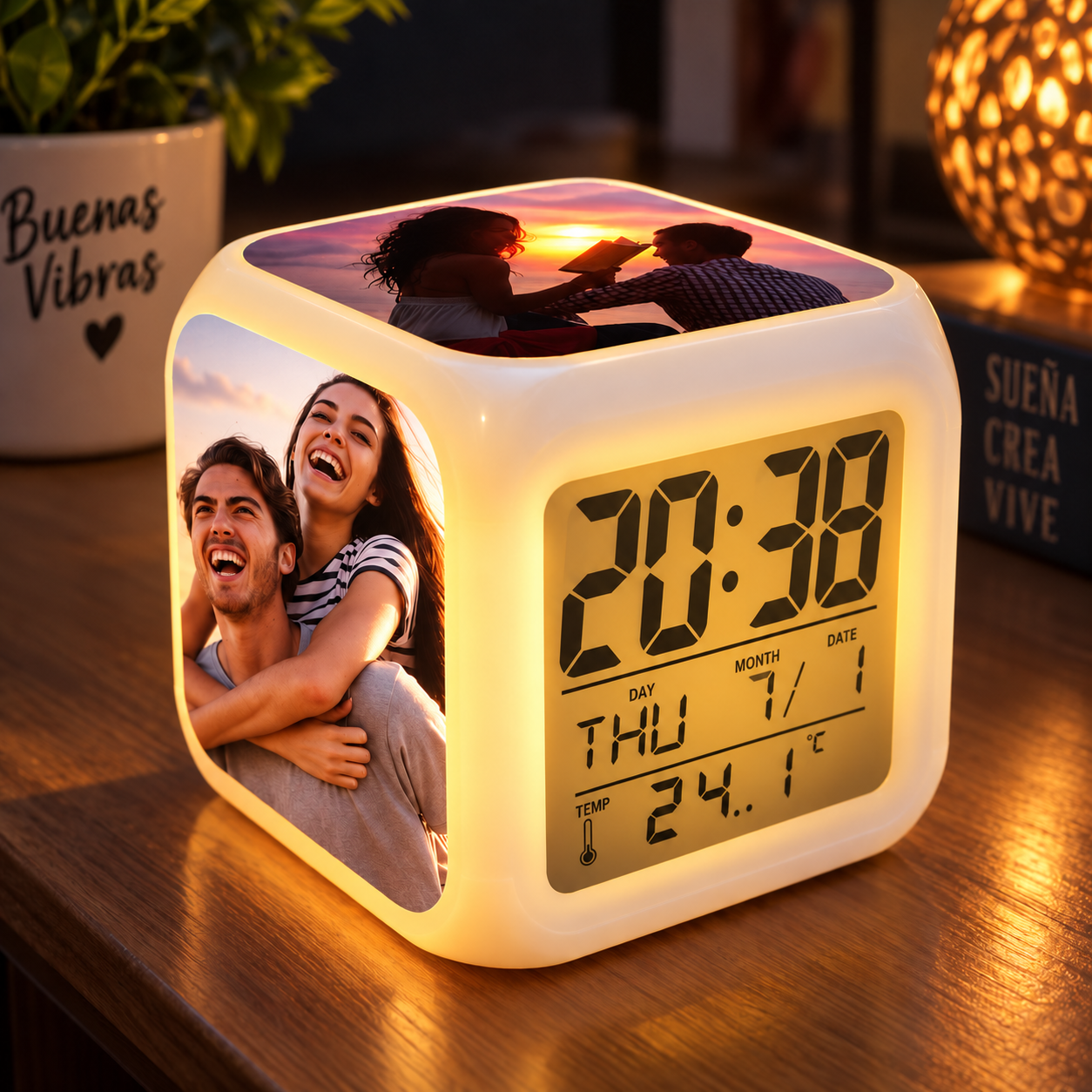 Ejemplo de reloj cubo luminoso personalizado con fotografías